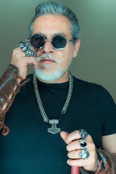 Bijoux masculins : découvrez des styles pour tous les goûts