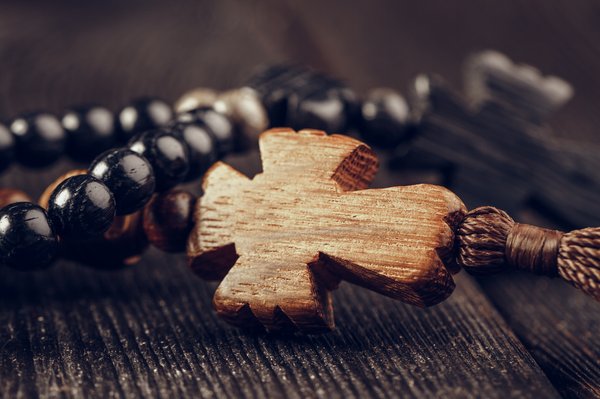 Explorez la beauté spirituelle du bracelet en croix élégant